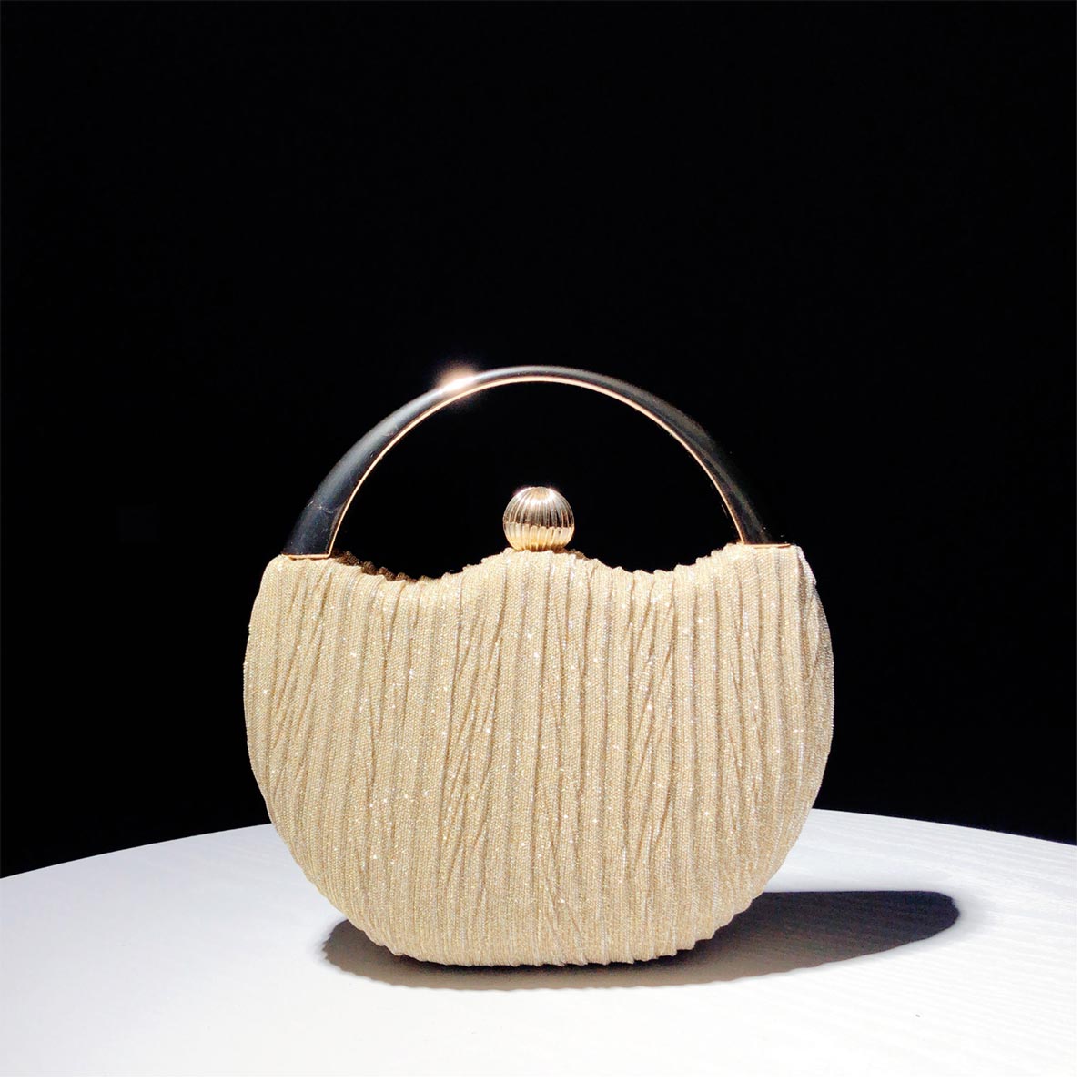 Chic texturerad clutch med metallhandtagsdetalj - Viola