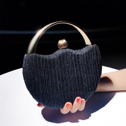 Chic texturerad clutch med metallhandtagsdetalj - Viola
