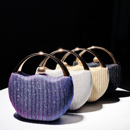 Chic texturerad clutch med metallhandtagsdetalj - Viola