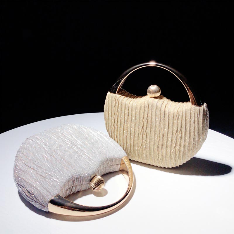 Chic texturerad clutch med metallhandtagsdetalj - Viola