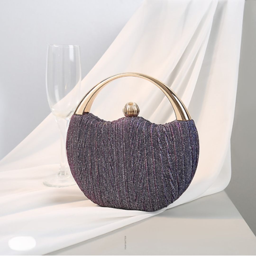 Chic texturerad clutch med metallhandtagsdetalj - Viola