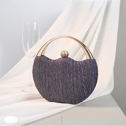 Chic texturerad clutch med metallhandtagsdetalj - Viola