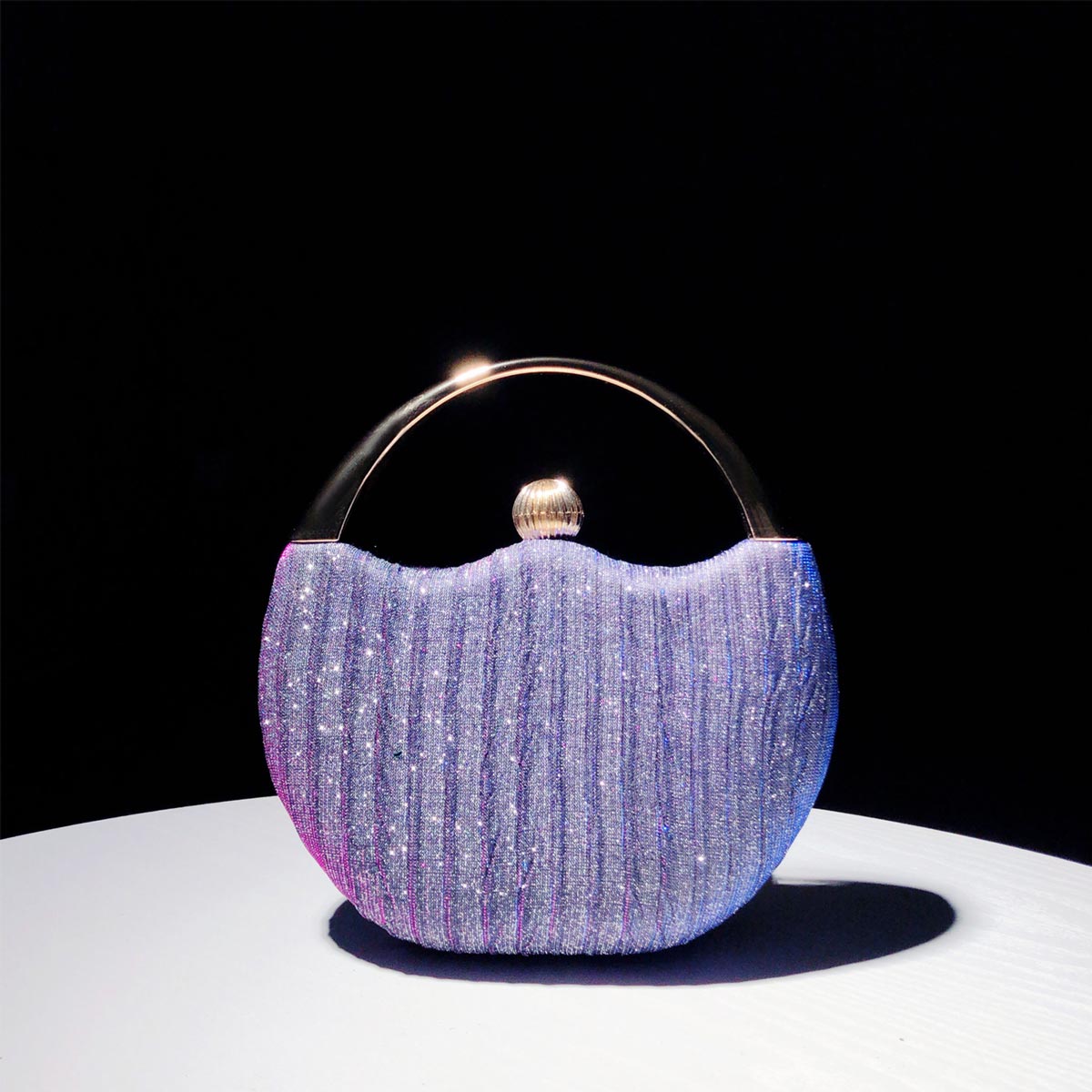 Chic texturerad clutch med metallhandtagsdetalj - Viola