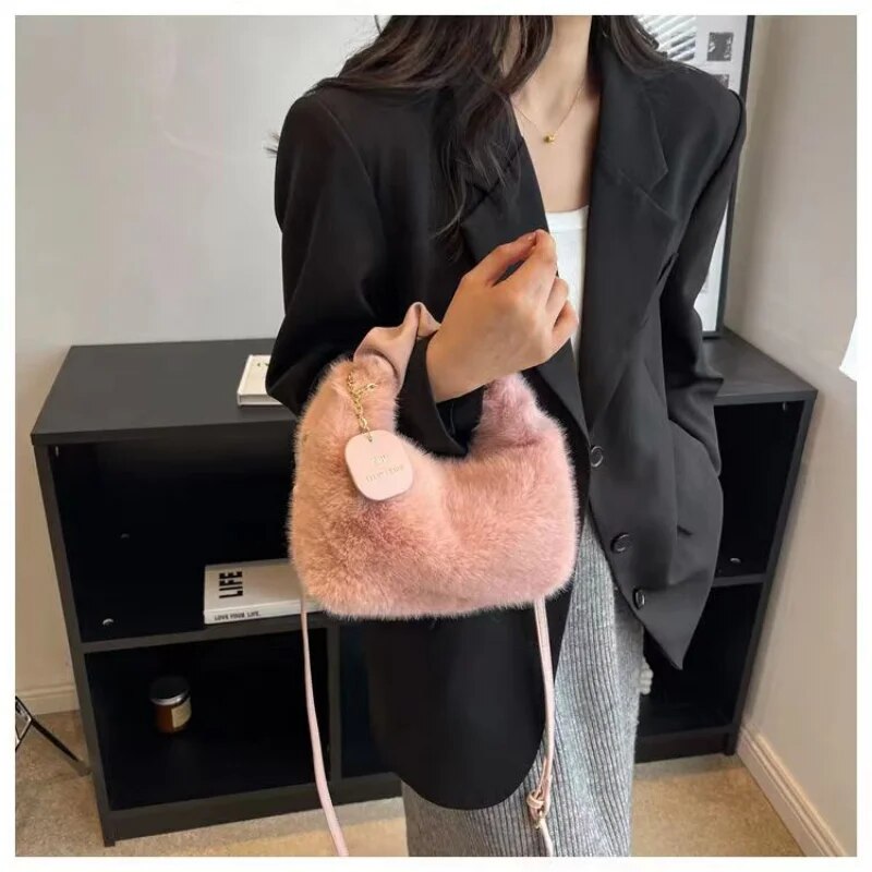 Luxe Fluff liten tygväska för kvinnor - Sanna