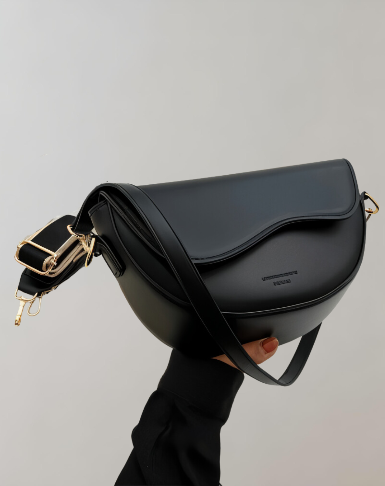 Stilren crossbody-väska i veganskt läder - Beret