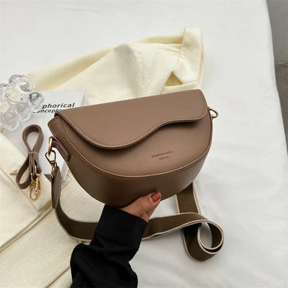 Stilren crossbody-väska i veganskt läder - Beret