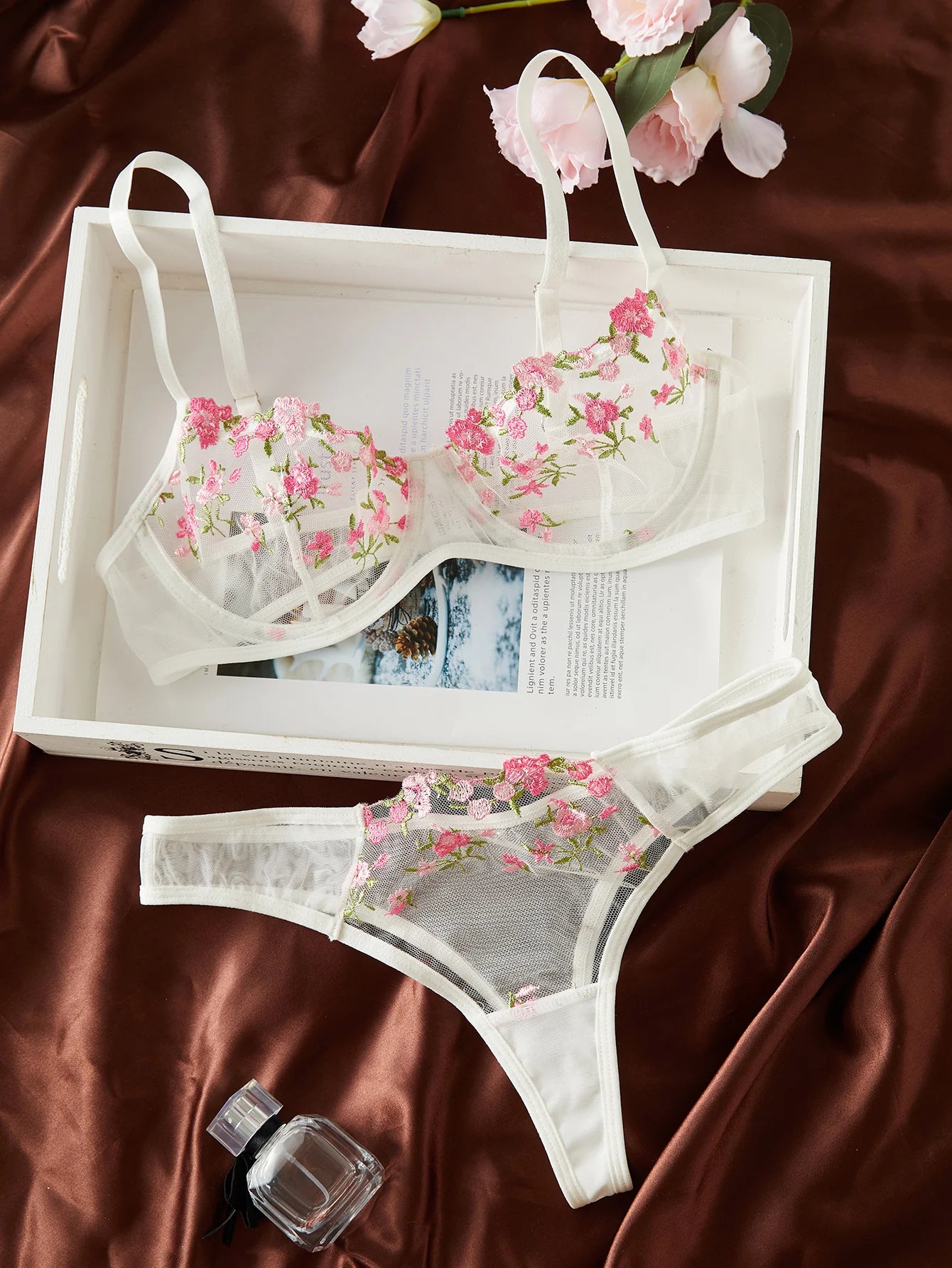 Underklädesset med blommigt broderi - Lizanne