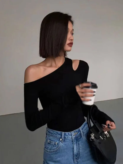 Off-Shoulder Topp med Skuren Detalj - Frideborg