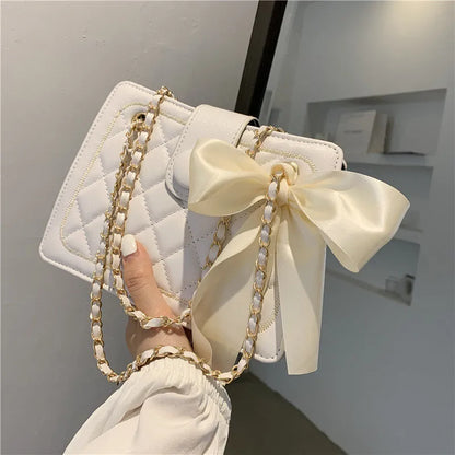 Elegant quiltad handväska med satinrosett - Marianne