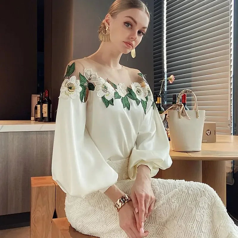 Satinblus Elegant broderad skjorta - Tyra