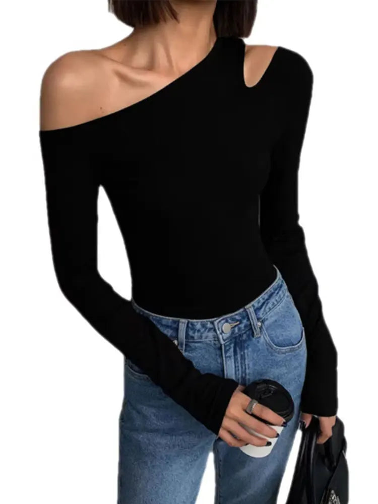Off-Shoulder Topp med Skuren Detalj - Frideborg