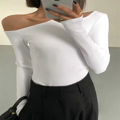 Off-Shoulder Topp med Skuren Detalj - Frideborg