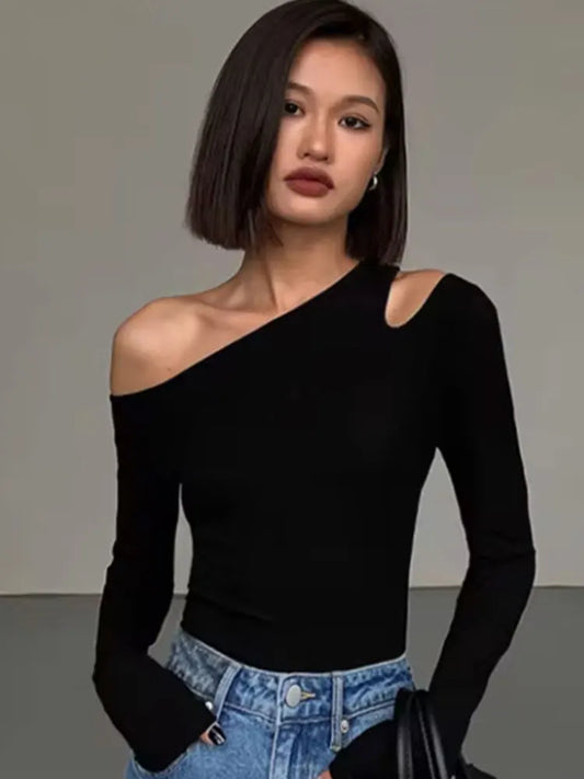 Off-Shoulder Topp med Skuren Detalj - Frideborg
