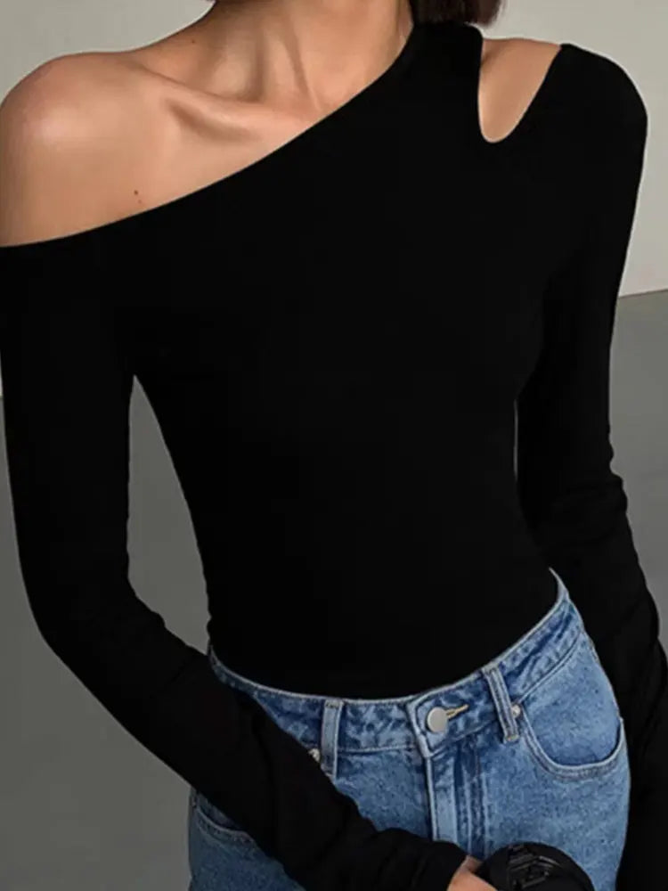 Off-Shoulder Topp med Skuren Detalj - Frideborg