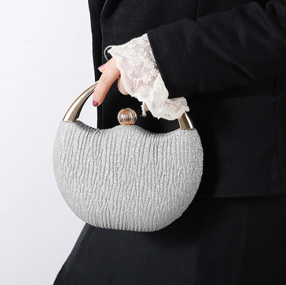 Chic texturerad clutch med metallhandtagsdetalj - Viola