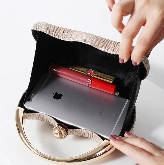 Chic texturerad clutch med metallhandtagsdetalj - Viola