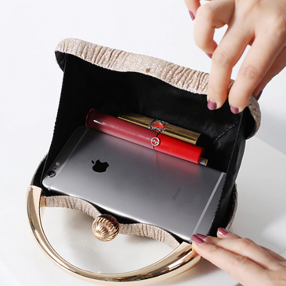 Chic texturerad clutch med metallhandtagsdetalj - Viola