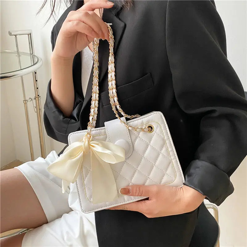 Elegant quiltad handväska med satinrosett - Marianne