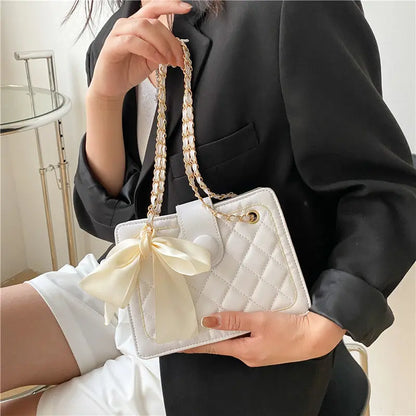 Elegant quiltad handväska med satinrosett - Marianne