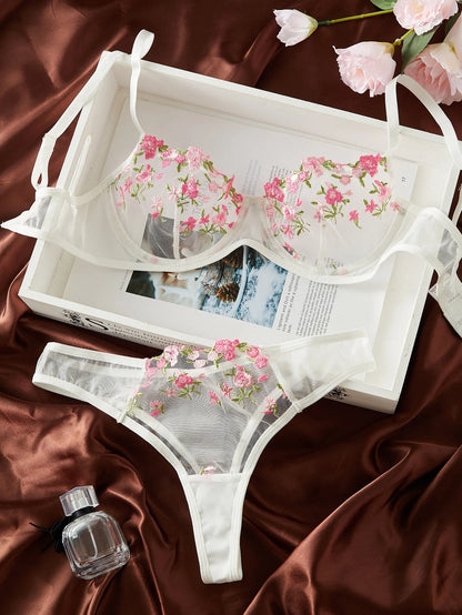 Underklädesset med blommigt broderi - Lizanne