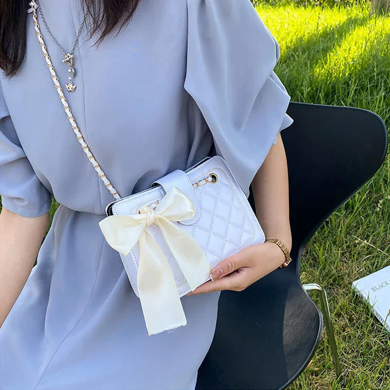 Elegant quiltad handväska med satinrosett - Marianne