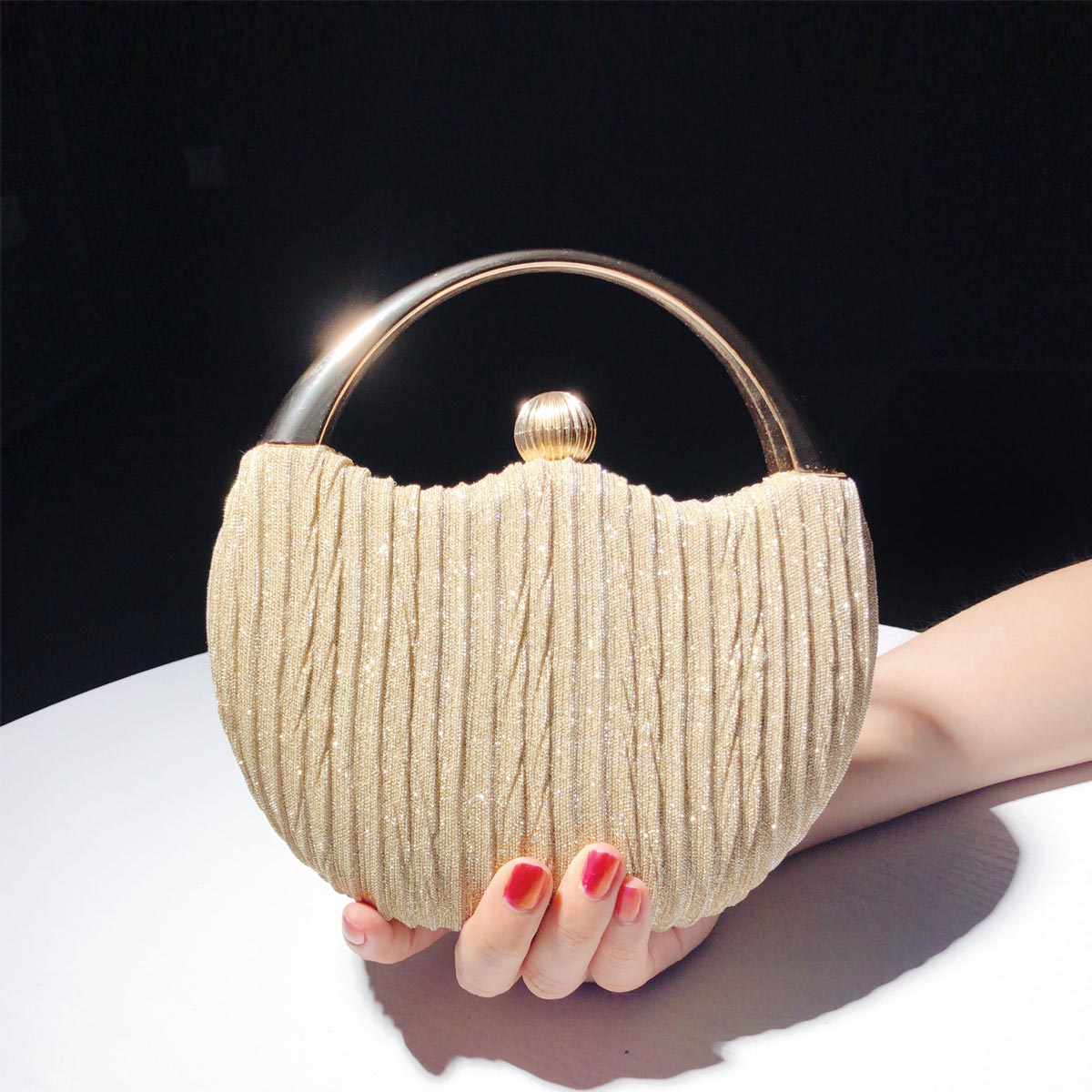 Chic texturerad clutch med metallhandtagsdetalj - Viola