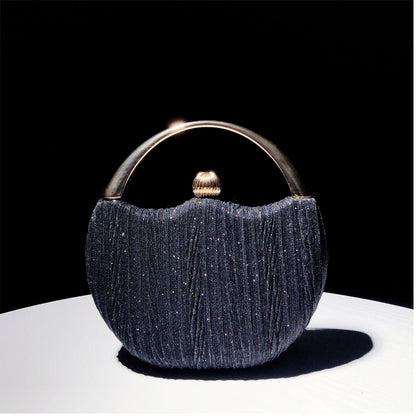 Chic texturerad clutch med metallhandtagsdetalj - Viola