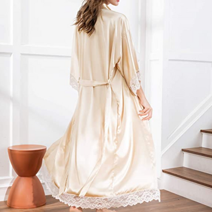 Lång satinpeignoir med spetsfinish - Elina