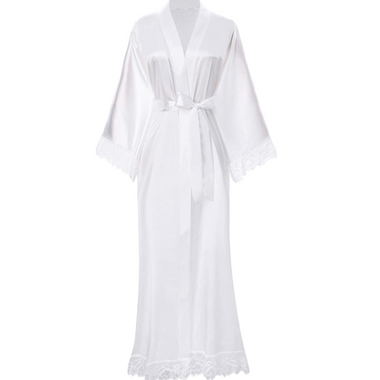 Lång satinpeignoir med spetsfinish - Elina