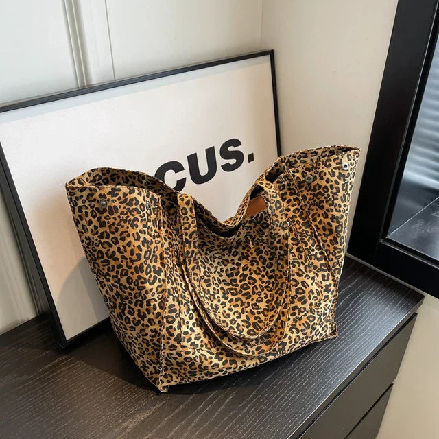 Överdimensionerad tygväska i canvas med leopardtryck -  Boel