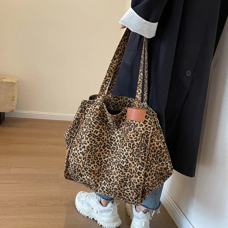 Överdimensionerad tygväska i canvas med leopardtryck -  Boel